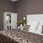 Haus & Laluna Πανσιόν